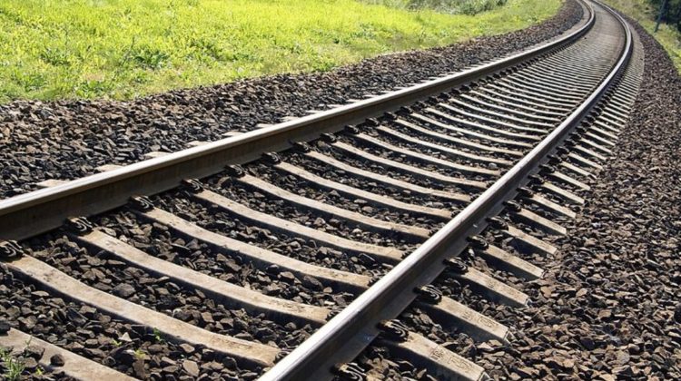 Internat cu traumatisme grave: Un bărbat, preluat de medici după ce a adormit pe linia de cale ferată