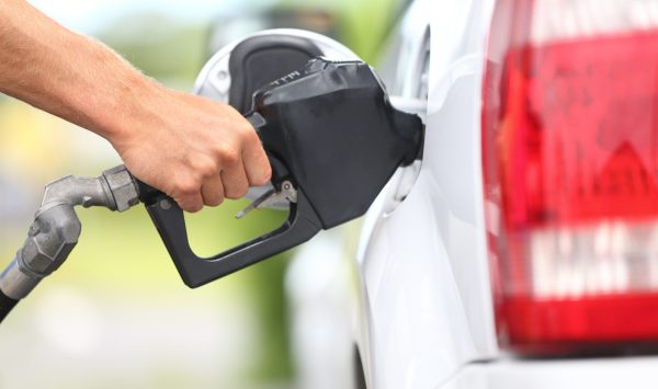 Carburanții – tot mai ieftini! Cât vor scoate șoferii din buzunar pentru un litru de benzină