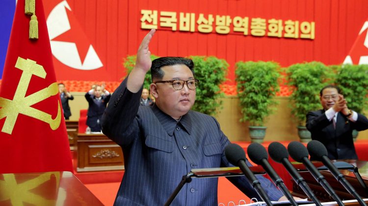 VIDEO Coreenii aplaudă frenetic când Kim Jong Un anunță că nu mai există COVID-19 în țară. Cum au scăpat de pandemie
