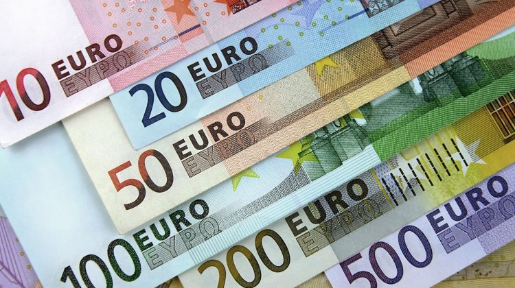 Curs valutar 29 august. Euro se scumpește cu 5 bani. Cât costă dolarul