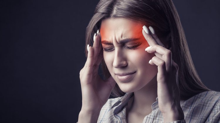 Lupți cu migrenele? Iată care sunt simptomele și afecțiunile asociate cu aceasta