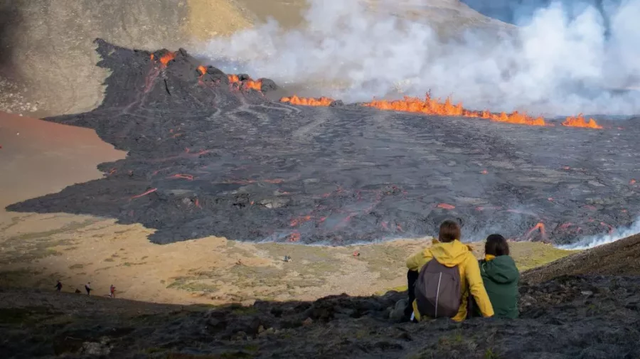 FOTO, VIDEO O nouă erupție vulcanică din Islanda a devenit o adevărată atracție turistică: Am început să plâng