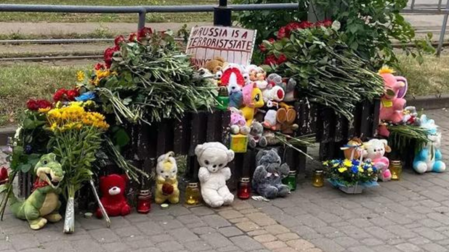 VIDEO Nu are nimic sfânt! A furat jucăriile depuse la un memorial pentru copiii uciși de rachetele trase la Vinița