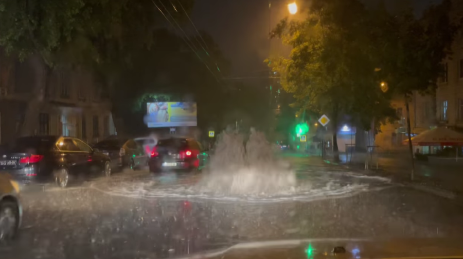 VIDEO Ploaie „naște” havuzuri în capitală. Fântâni arteziene s-au ivit în inima Chișinăului