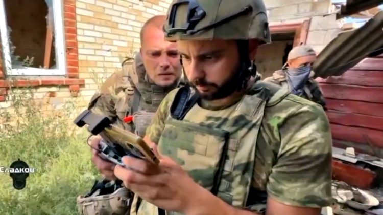 VIDEO Ucrainenii au testat și căștile de protecție ale rușilor. Descoperirea i-a șocat pe militari