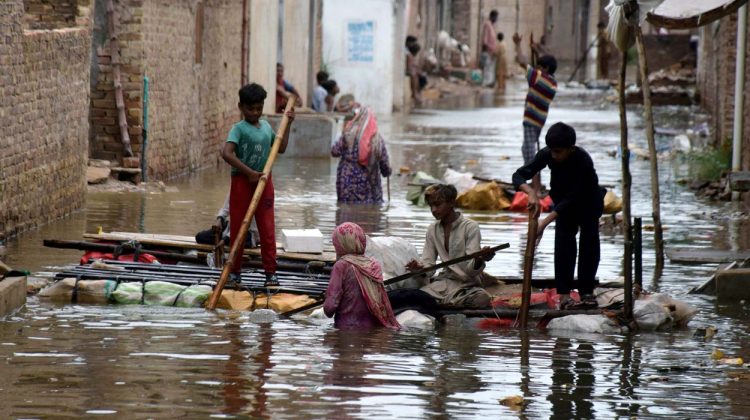 Înghițiți de ape! Peste o mie de morți în Pakistan, după inundații. Oamenii au primit ordine să se evacueze