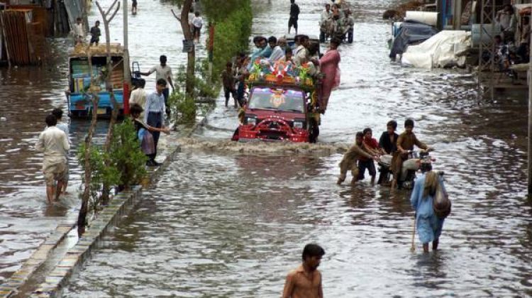 VIDEO Ploile musonice au făcut prăpăd în Pakistan! A fost declarată stare de urgenţă naţională din cauza inundaţiilor