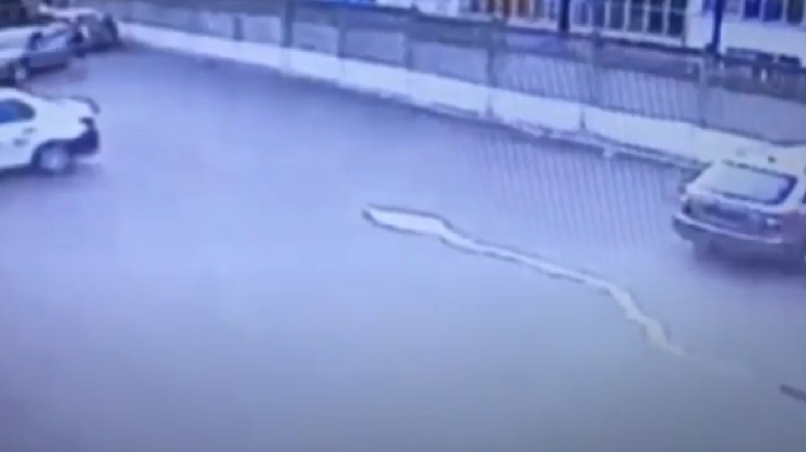 VIDEO Mașină furată de la spălătorie și făcută zob. Un minor s-a izbit violent cu automobilul de copac