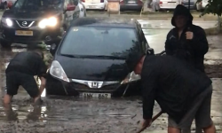 VIDEO,FOTO Capitala a cedat în fața furtunii. Mașinile plutesc prin apă