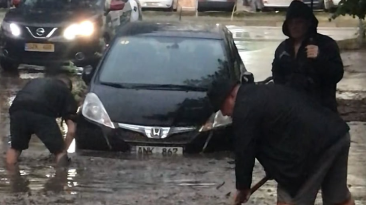 VIDEO,FOTO Capitala a cedat în fața furtunii. Mașinile plutesc prin apă
