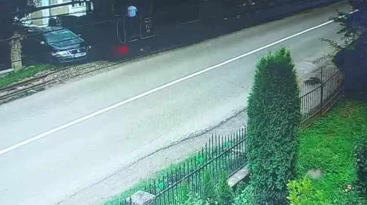 VIDEO Imprudență maximă a unei șoferițe! Mocanița a deraiat după ce i-a tamponat mașina