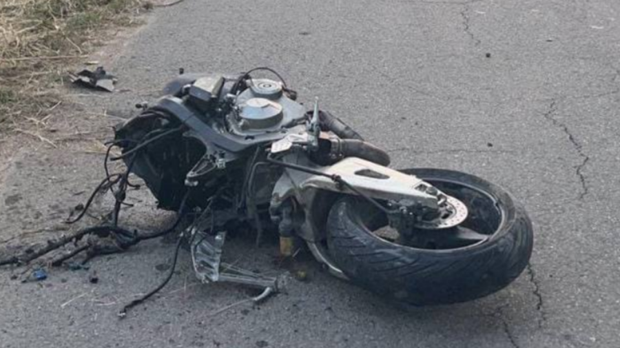 FOTO Accident fatal la Orhei. Un tânăr a murit după ce a ajuns cu motocicleta într-un copac