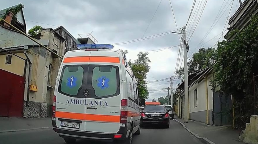 VIDEO RUPOR.MD Un șoferul tupeist din Capitală nu a cedat drumul unei ambulanței. Ce încălcări a mai admis