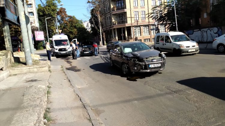 FOTO Două mașini accidentate și o persoană traumatizată. Ce spune poliția despre accidentul de pe Bodoni