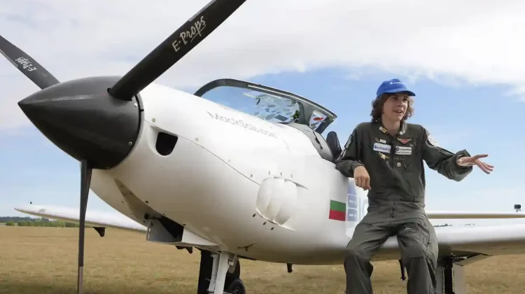FOTO Un băiat de 17 ani a devenit cel mai tânăr pilot care a zburat singur în jurul lumii