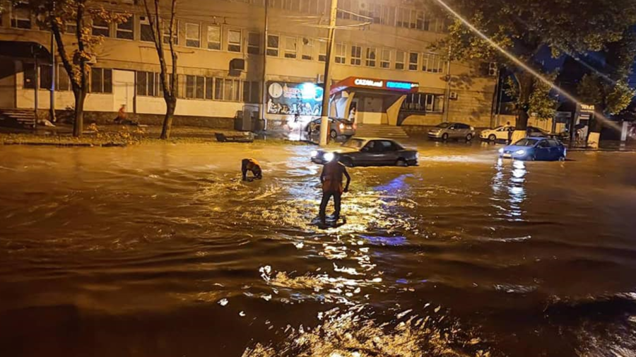 FOTO Ploaia face victime în Capitală. Un bărbat zace într-o baltă de apă