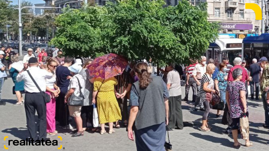 GALERIE FOTO Vineri – zi de protest cu umbrele! Zeci de manifestanți s-au adunat în fața Procuraturii Generale