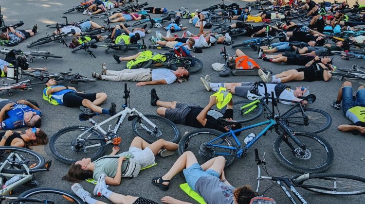 FOTO Protest neobișnuit în Capitală. Zeci de bicicliști – culcați la pământ: Suntem vulnerabili