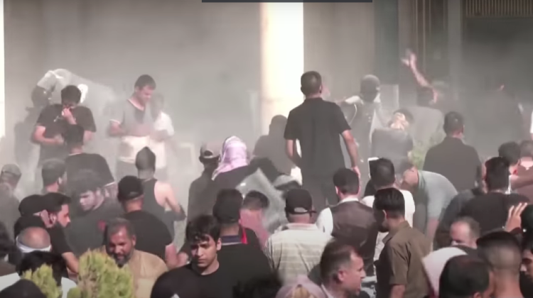 VIDEO 20 de morți și sute de răniți la palatul prezidențial din Irak. S-a tras după ce protestatarii l-au luat cu asalt