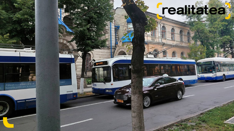 FOTO, VIDEO Pană de curent pe strada Pușkin din Capitală. Toate troleibuzele staționează