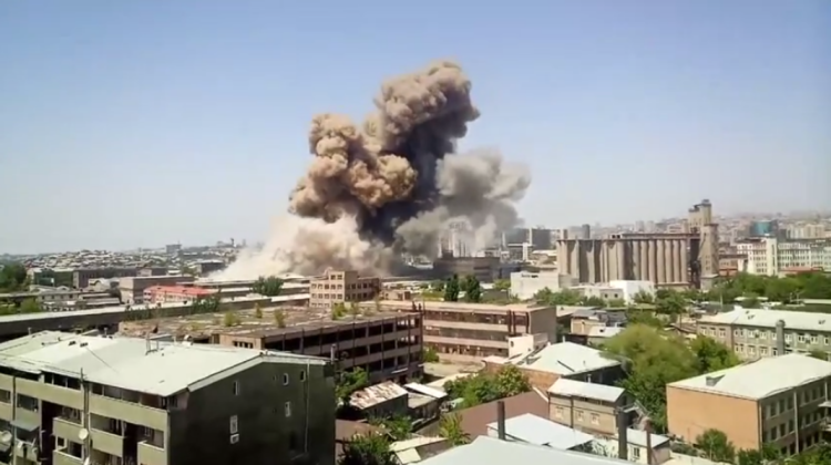 Imagini VIDEO cu haosul din Erevan. A avut loc o explozie puternică în centrul comercial „Surmalu”