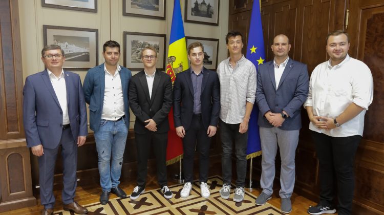 „Moldova-țară mică, cu oameni valoroși”. Echipa de șah, felicitată de Grosu cu victoria de la Olimpiada Mondială