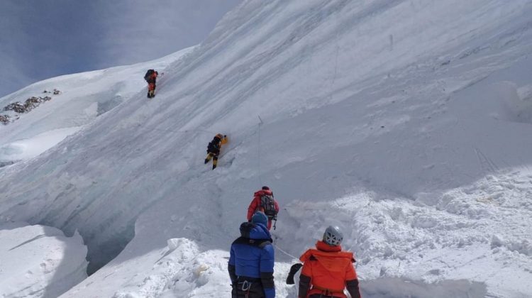 VIDEO Trei supravieţuitori dintr-un grup de 12 alpinişti au fost salvaţi de pe un vulcan îngheţat