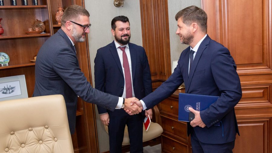 Noul ambasador al României în Moldova a mers la Guvern. Ce a discutat cu secretarul general al Executivului