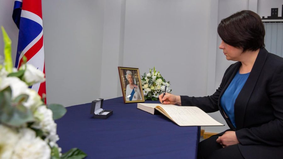 FOTO Gavrilița la Ambasada Marii Britanii din Chișinău! A semnat în Cartea de condoleanțe în memoria Elisabetei a II-a