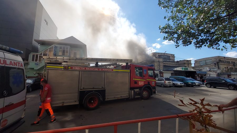 FOTO, VIDEO Incendiu la Piața Centrală din Capitală. Flăcările ar fi pornit dintr-o hală de carne