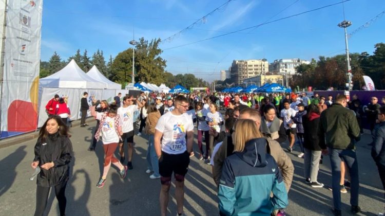 IMAGINILE ZILEI de la maratonul din Chișinău: Participanți fericiți vs. șoferi și pietoni cu nervii la pământ