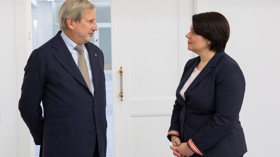 FOTO, VIDEO Comisarul European pentru Buget și Administrație a ajuns și la Guvern. Ce a discutat cu Natalia Gavrilița