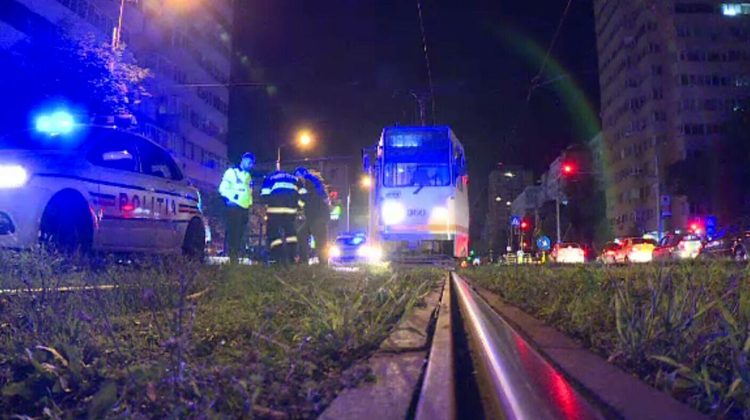 S-a născut în cămașă: O tânără, la un pas de moarte după ce a fost lovită de un tramvai în București