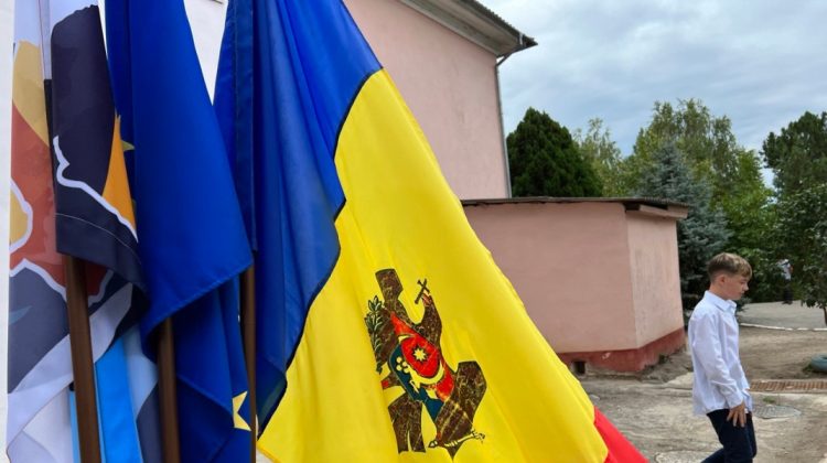 Premieră! Tricolorul, drapelul UE, arborat fără incidente la liceul din Tiraspol, iar imnul a răsunat fără întrerupere