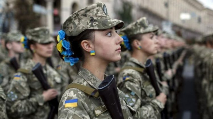 Unele ucrainence ar putea fi obligate să ia armele în mâini: Cine va fi înrolat și când