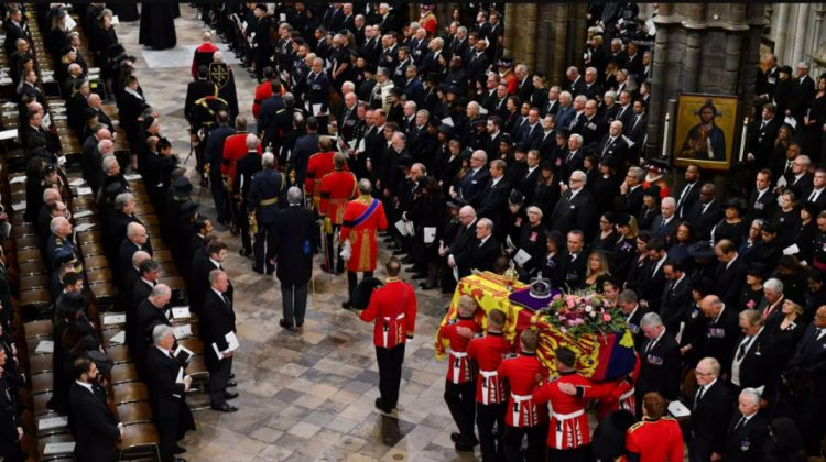 VIDEO LIVE Regatul Unit îmbracă straie de doliu. A început procesiunea de înmormântare a reginei Elisabeta a II-a