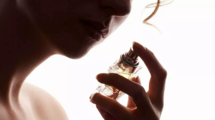 Top 10 parfumuri de damă pentru toamna anului 2022. Cât trebuie să scoți din buzunar