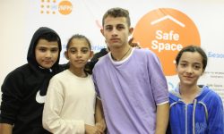 „Mulțumim pentru cer senin și lecții de mate!”: Tinerii refugiați de etnie romă primesc suport la Spațiile Sigure UNFPA