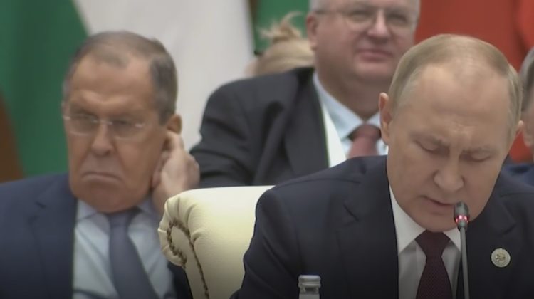 VIDEO bizar cu șeful diplomației ruse! Lavrov, preocupat de igiena urechii în timpul discursului lui Putin