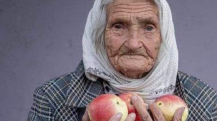 FOTO care te pot emoționa! Mătușa Paraska de 92 de ani împarte mere soldaților ucraineni care i-au eliberat satul