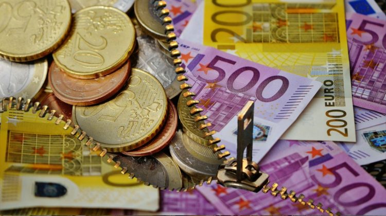 CURS VALUTAR: Cu pași mici, euro ajunge dolarul din urmă