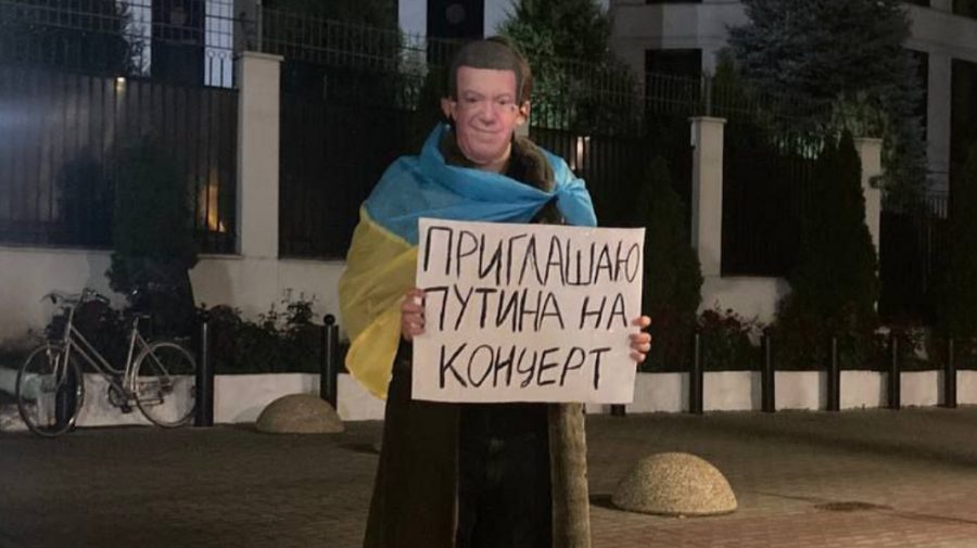 FOTO Protest inedit în fața Ambasadei ruse de la Chișinău: Kobzon îl invită pe Putin la „concert”