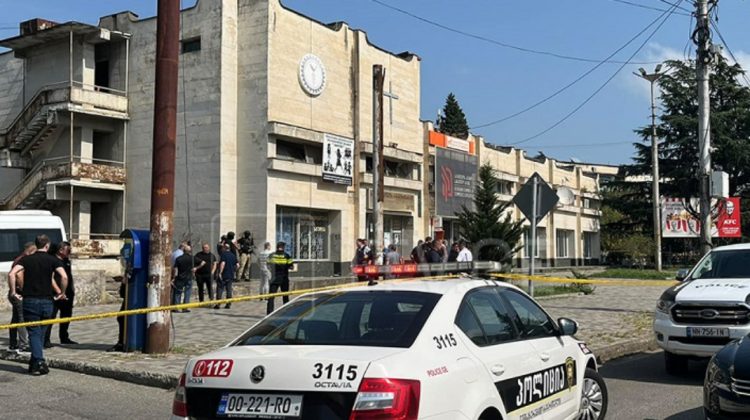12 persoane, luate ostatice într-o bancă din Georgia. Atacatorul cere două milioane de dolari și drapelul Rusiei