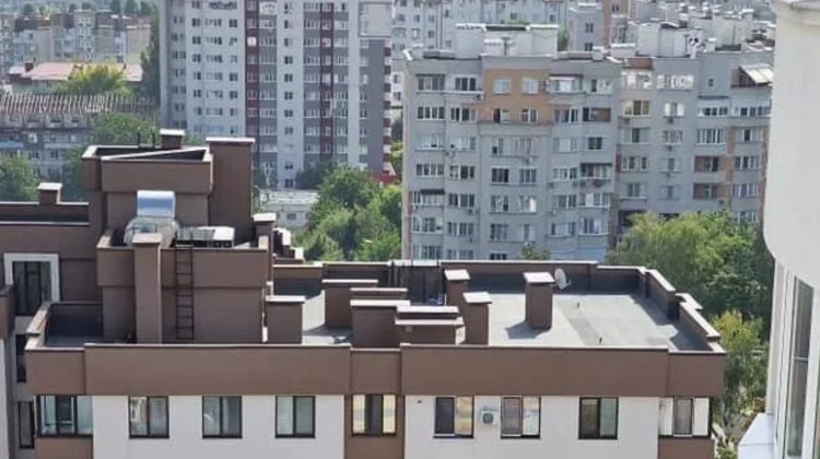Trambulina de pe acoperișul blocului de pe strada Lvov: Oamenii legii, cu ochii pe ea
