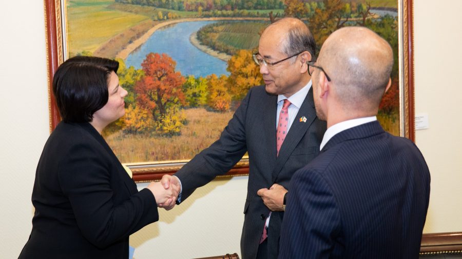 FOTO Ambasadorul Japoniei la Chișinău a mers la Guvern. Ce a discutat cu Natalia Gavrilița