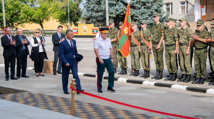 Rusia avertizează NATO să nu intervină în Transnistria. Krasnoselski, prin cazarme, spune că trupele sunt gata de luptă