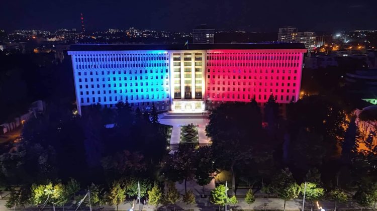 FOTO Tricolorul, proiectat pe clădirea Parlamentului de Ziua Limbii Române, după ce de Ziua Independenței a lipsit