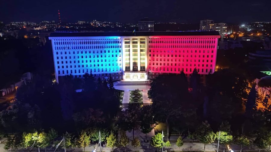 FOTO Tricolorul, proiectat pe clădirea Parlamentului de Ziua Limbii Române, după ce de Ziua Independenței a lipsit