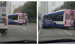 VIDEO Clipe de spaimă pentru pasageri! Un troleibuz și un automobil s-au tamponat în Capitală