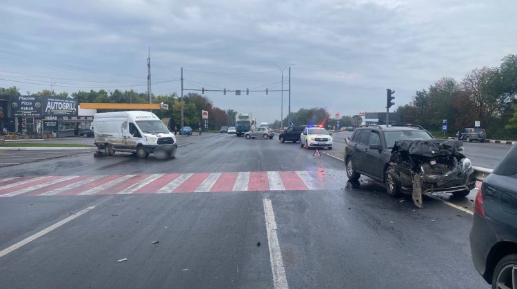 FOTO Un Ford și un Mercedes „s-au pupat” la Stăuceni. Mașinile au fost grav avariate